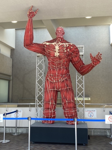 高さ4m超、紙製の超大型巨人。九州デザイナー学院の生徒さんの作品です。